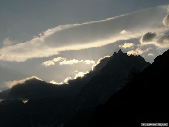 pierwsze spojrzenia  na Aiguille du Midi (3842 m n.p.m.)